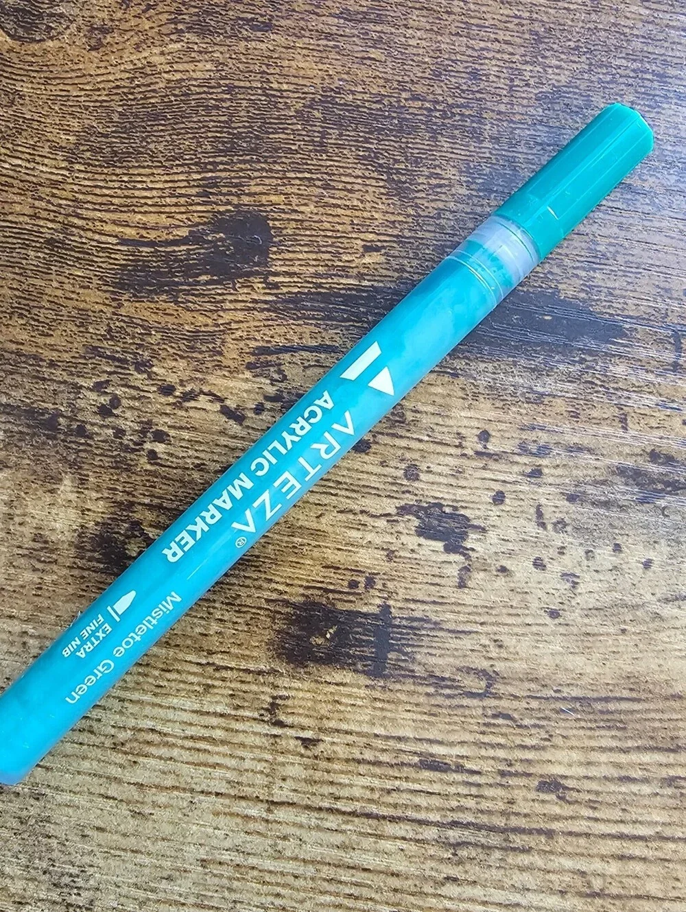 Arteza acrylic marker in the shade Mistletoe Green